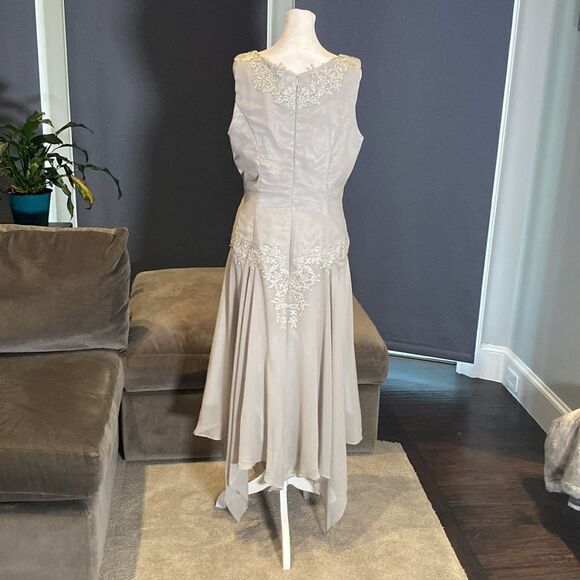 Women’s Gray Chiffon Dress Zip Back Party Mother of the Bride Size 10 **READ - Picture 4 of 10